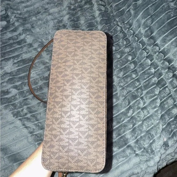 Micheal Kors Cross Body bag - Picture 4 of 4